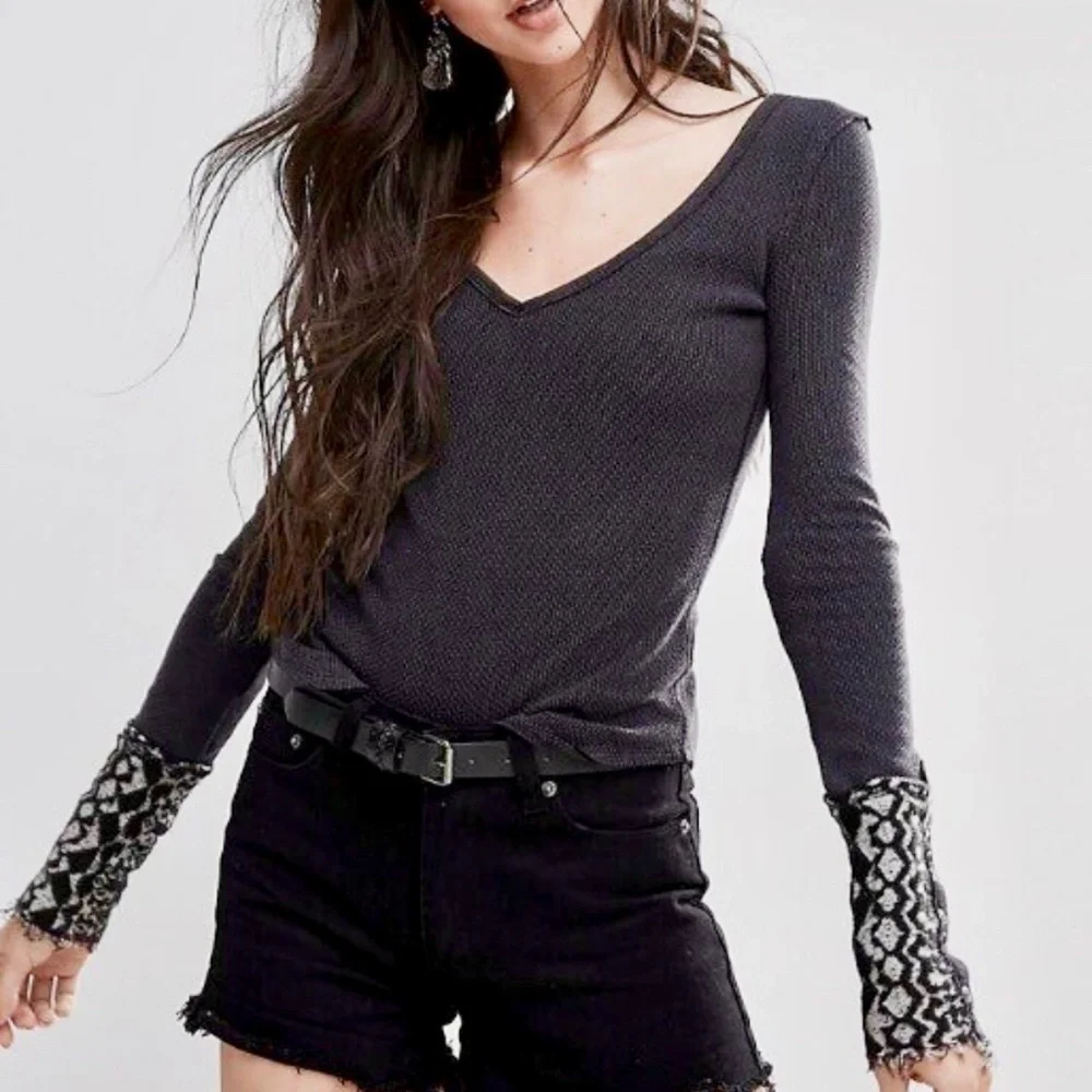 Free People We the free Art School Thermal V-Neck Button Cuff Top Sz M